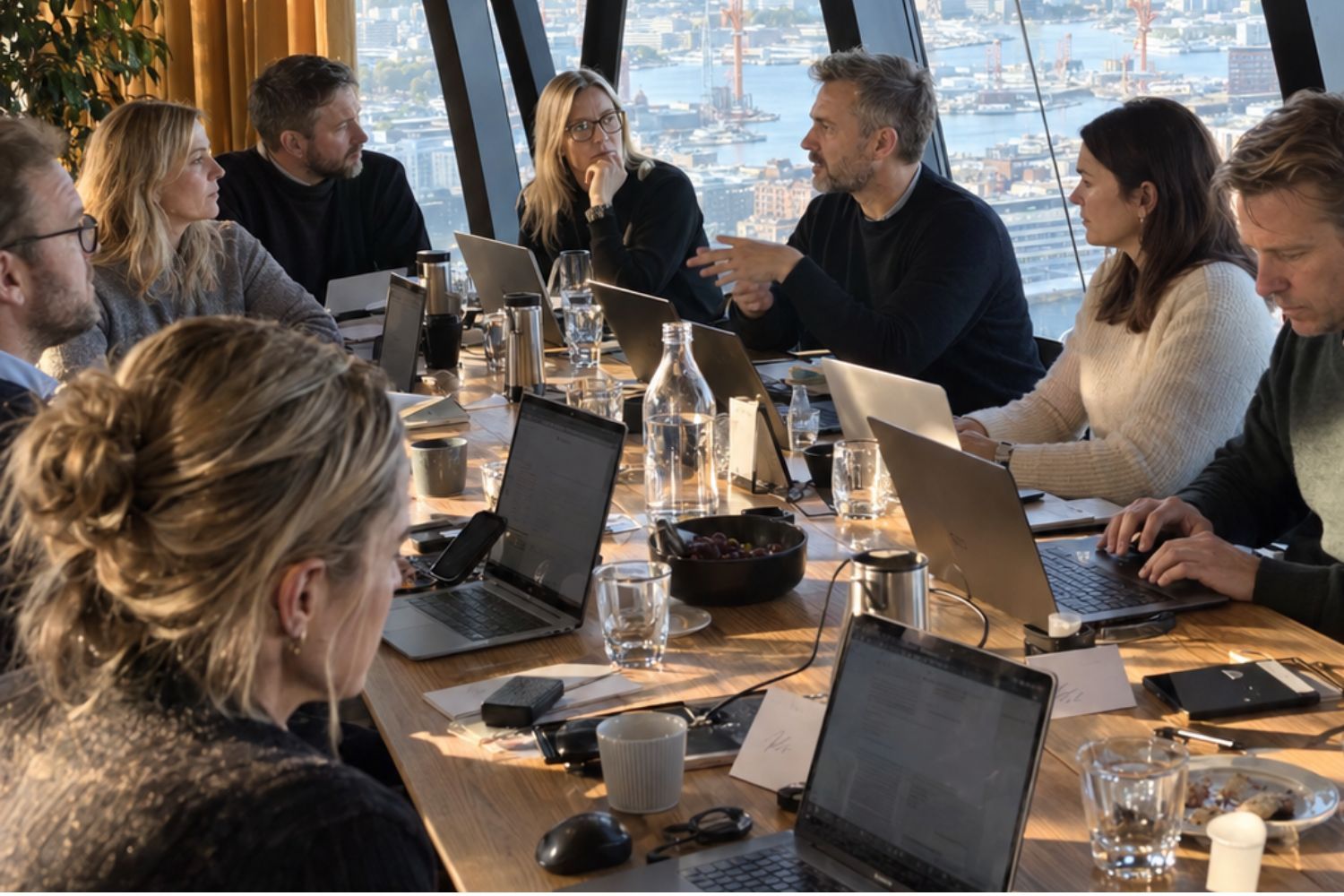 En liten grupp ledare runt bordet på AI Bootcamp